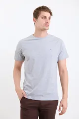 Remera gris de manga corta con cuello redondo y logo pequeño bordado en el pecho.