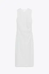Vestido midi blanco con estampado de cuadros grises, cuello redondo y sin mangas. Presenta detalle drapeado en el frente y cierre oculto en la espalda.