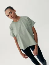 Camiseta verde militar de manga corta, estilo oversize, con estampado en el pecho.