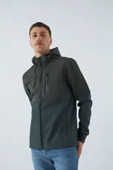 Campera negra con capucha ajustable, mangas largas y fit regular. Tiene logo estampado y en grifa de plástico, y un bolsillo en el pecho.