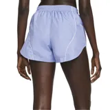 Short deportivo color coral con cintura elástica ajustable con cordón y detalles reflectantes.