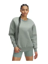 Buzo color beige de Under Armour, corte holgado, cuello redondo y logo bordado en el pecho.