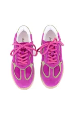Championes de cuero fucsia con detalles en verde y suela color caramelo.