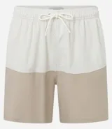 Bermuda de baño masculina confeccionada en microfibra, con cintura elástica, cordón ajustable, bolsillos laterales y trasero con cremallera, y estampado bicolor.