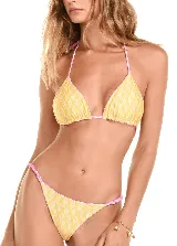 Conjunto de bikini marca Triya con estampado tie dye en tonos rosa y blanco. El top es triangular con copas acolchadas y tirantes finos. La parte inferior es una bombacha de corte clásico con drapeado lateral.