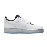 Championes urbanos Nike Air Force 1 '07 Se de mujer, color blanco con detalles plateados y suela celeste traslúcida.