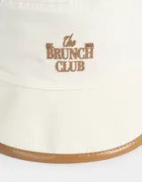 Piluso de denim azul con borde marrón y bordado frontal con la frase "The Brunch Club".