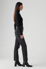Pantalón de jean de tiro alto, corte recto y color gris oscuro.