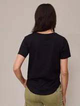 Remera color beige con cuello en V y mangas cortas.