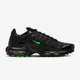Championes Nike Air Max Plus negros con detalles en verde neón, incluyendo el logo de Nike en el lateral y detalles en la suela.