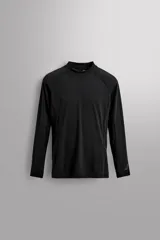 Camiseta de surf negra de corte ajustado, confeccionada en tejido técnico elástico y ligero con protección solar UPF 40+, cuello alto, mangas largas y costuras planas.