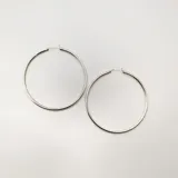 Aros tipo argolla de plata 925, de 65mm de diámetro y 2mm de ancho.