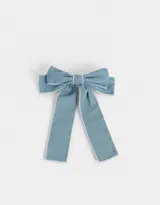 Hebilla francesa para el pelo con moño de denim celeste y borde blanco.
