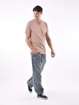 Remera celeste de corte slim con cuello henley y mangas cortas.