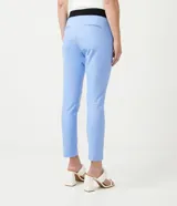 Pantalón de vestir color verde claro, de corte recto, con bolsillos laterales y traseros.