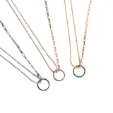 Collar de cadenas asimétricas con argolla, fabricado en acero quirúrgico con acabado en oro rosa.