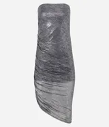 Vestido midi sin breteles, ajustado al cuerpo, con bajo asimétrico, fruncido lateral y acabado metalizado.