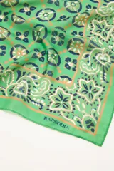 Pañuelo cuadrado de seda color verde con estampado de flores y arabescos en tonos azul marino, beige y naranja.
