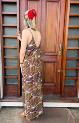 Vestido largo de tirantes finos con estampado de abanicos en tonos azules y blancos. Corte amplio y escote recto.