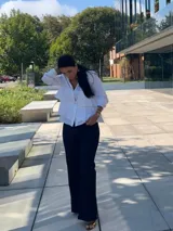 Pantalón de jean azul marino de tiro alto, corte acampanado (flare) y largo al tobillo.