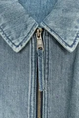 Cazadora bomber de denim celeste, con cuello solapa, manga larga con puños, bolsillos delanteros, efecto lavado, bajo con elástico y cierre frontal con cremallera metálica.