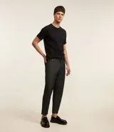 Remera masculina slim fit de algodón negro, con cuello redondo, manga corta y textura acanalada.