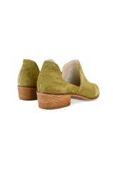 Botines verde oliva de cuero gamuzado, sin cordones, con escote curvado y punta afilada. Tacón mini bloque de madera.