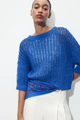 Jersey azul de punto calado con cuello barco y manga francesa.