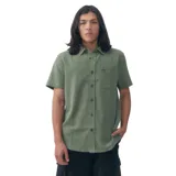 Camisa verde de manga corta con textura, cuello clásico, cierre con botones marrones y bolsillo en el pecho con logo de la marca.