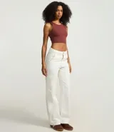 Top cropped sin mangas, color marrón oscuro, de corte ajustado al cuerpo y cuello redondo. Presenta textura acanalada.