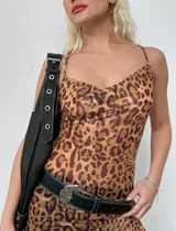 Vestido largo de microtul elastizado con estampado animal print.