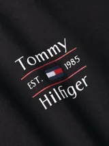 Sweater negro de cuello redondo, confeccionado en algodón. Presenta logo de Tommy Hilfiger bordado en el pecho.