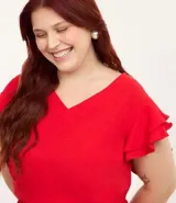 Blusa roja de crepé con escote en pico y volados dobles en los hombros. Sin mangas y de calce holgado.