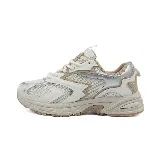 Zapatillas urbanas Paddock Equal, color blanco con detalles en beige y plateado, de malla y cuero sintético.