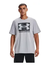 Remera color arena de Under Armour, con logo de la marca estampado en el pecho con patrón de camuflaje.