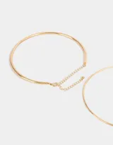 Set de dos chokers dorados rígidos de metal.