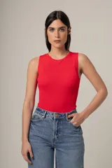 Musculosa roja de tejido de punto acanalado, con cuello redondo y corte ajustado.
