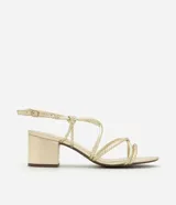 Sandalias de tacón bloque color dorado con tiras finas cruzadas con textura de piel de serpiente, hebilla lateral y punta redonda.
