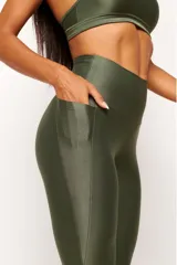 Calza deportiva negra de tiro alto, confeccionada en tejido suave y absorbente.