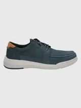 Zapato acordonado color marrón de cuero vacuno con suela blanca de goma.