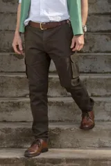 Pantalón cargo gris de algodón, corte recto, con bolsillos laterales y traseros.
