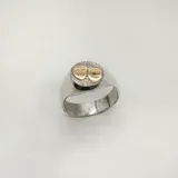 Anillo de plata 925 con aplique de oro 9k con diseño de máscaras de teatro.