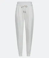 Pantalón jogger de jean ligero color gris, con cintura elástica con lazo, bolsillos, pliegues delanteros y bajo ajustado.