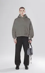 Bolso gris tipo drawstring con correa larga negra con logo de la marca en blanco.