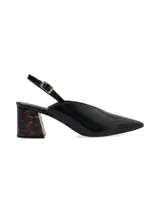 Zapato tipo slingback de color negro con acabado brillante, punta fina y taco bloque con estampado carey.