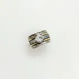 Anillo en plata 925 y oro con diseño de dos bandas, adornado con circonias.