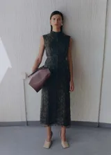 Vestido midi sin mangas de organza con estampado de serpiente, cuello perkins, forro interior, abertura posterior en el bajo y cierre de cremallera en la parte posterior.