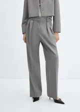 Pantalón wide leg de tiro medio, con dos bolsillos laterales y detalle de pinzas, en color gris.