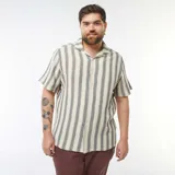Camisa de manga corta con rayas verticales color crema y gris. Tiene cuello clásico y cierre frontal con botones.