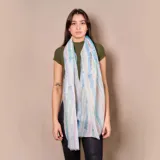 Pashmina rectangular de poliéster con estampado abstracto en tonos pastel: celeste, azul, rosa, verde y amarillo.